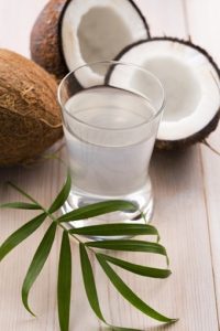 Kokosnussöl ist ein im Ayurveda hochgeschätztes Hautfunktionsöl. In Indien und Thailand wird Kokosöl unglaublich vielfältig eingesetzt.