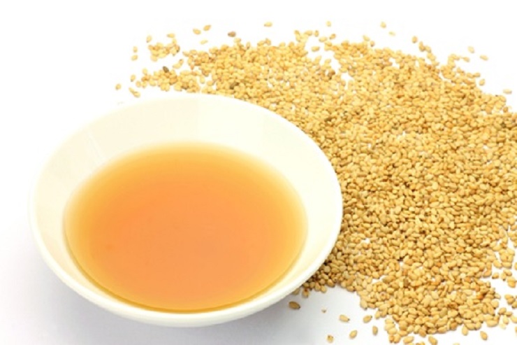 Natives Sesamöl gilt als wärmend, reinigend und entgiftend . Außerdem wirkt es anti- oxidativ, das ist jene Eigenschaft, die den Zellabbau verlangsamt.