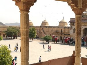 Zuerst geht es zum "Palast der Winde". Weiter zum Amber Fort, das außerhalb von Jaipur auf einem Hügel liegt. Danach zur Sternwarte....