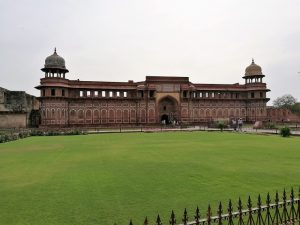 Agra wird als die dreckigste Stadt Rajasthans bezeichnet. Ich kann dem nicht unbedingt widersprechen. Wenigstens ist das "Gateway" wieder so eine Taj-Oase