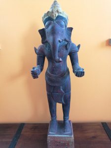 In Indien gibt es Millionen Götter, da wird es kompliziert, den Richtigen herauszupicken. Mein Lieblingsgott ist Ganesha, der Gott mit dem Elefantenkopf